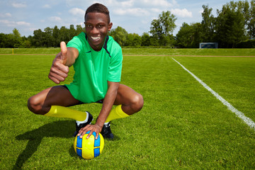 Fußballer zeigt Daumen hoch