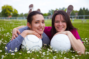 Zwei lachende Fußballerinnen © Robert Kneschke