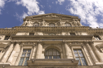 Louvre von unten Froschperspektive