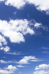 Naklejka na ściany i meble Chmury i błękitne niebo w lecie