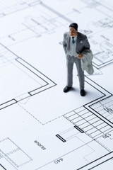 concept homme d'affaires miniature sur plan d'architecte