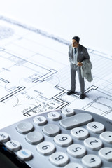professionnel miniature sur plan architecte et calculatrice