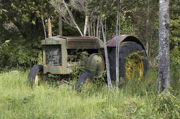 Fototapeta na wymiar Epave de tracteur