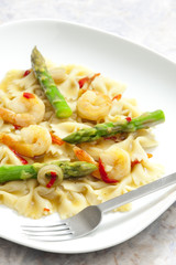 hot pasta farfalle with asparagus and prawns