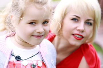 mother and her little girl outdoors session