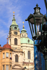 Fototapeta na wymiar Piękny widok na katedrę św Mikołaja w Pradze 