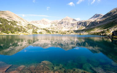 Fototapeta na wymiar mountain lake