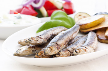 Sardellen mit Chips und Tzatziki