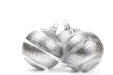 drei durchsichtige christbaumkugeln mit glitterstreifen