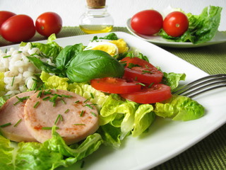Salat mit Gerstengraupen, Ei und Geflügelfleischwurst