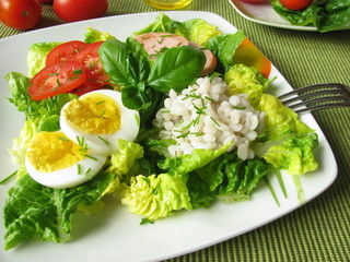 Salat mit Gerstengraupen, Ei und Geflügelfleischwurst