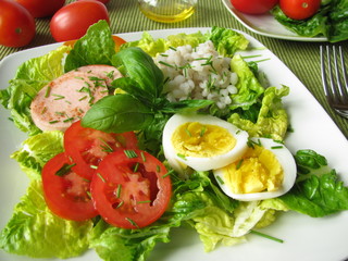 Salat mit Gerstengraupen, Ei und Geflügelfleischwurst