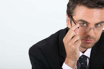 Portrait d'un homme d'affaires sur fond blanc