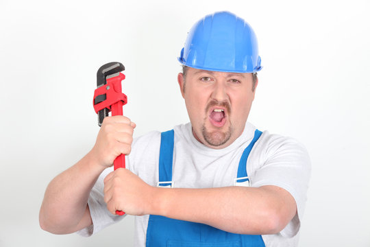 Portrait d'un ouvrier avec outil sur fond blanc