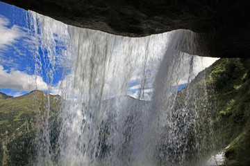 Under the cascade - unter dem Wasserfall