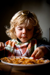 enfant mangeant