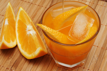 Fototapeta na wymiar orangensaft cocktail
