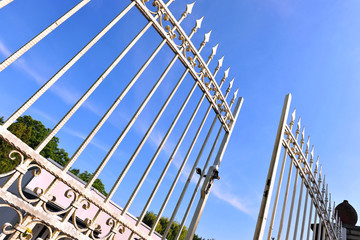 Schönes schmiedeeisernes Tor aus Metall