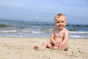 Fototapeta na wymiar baby on the beach