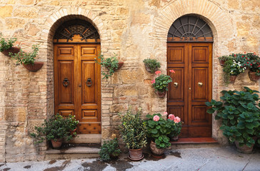 Fototapeta na wymiar Doors detail from the medieval town Pienza in italy