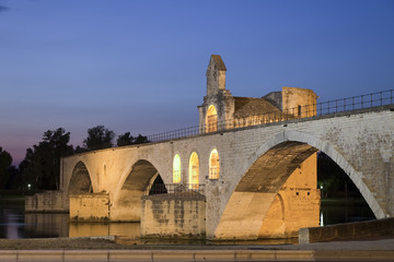 berühmte Brücke vom Avignon beleuchtet