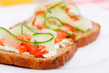Toast with vegetables and fish