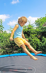 Little girl on the trampoline - obrazy, fototapety, plakaty