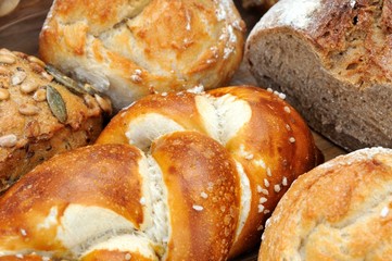 Laugenbrezel mit Brot und Brötchen