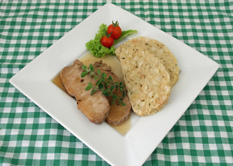 Schweinebraten mit Serviettenknödel