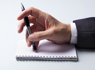 main de businessman prenant notes