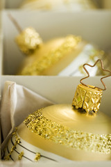 goldene Weihnachtskugeln im Karton