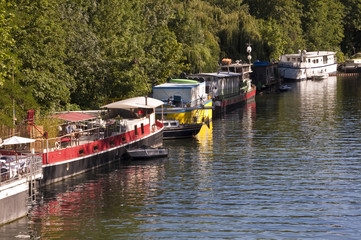Naklejka premium Péniches à quai sur la Seine à Paris - France