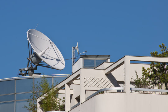 Antenne parabolique sur le toit d'un immeuble