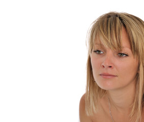 Jolie jeune femme blonde