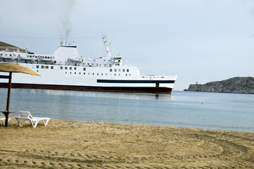 Fototapeta na wymiar ios prom pasażerski statek wycieczkowy grecja wyspa