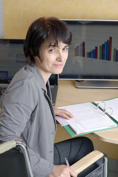 femme d'affaires handicap&eacute; &agrave; sont bureau