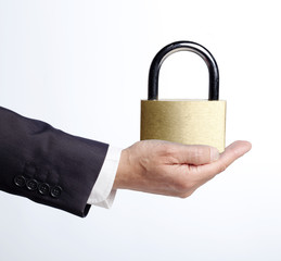 cadenas dans main d’homme professionnel
