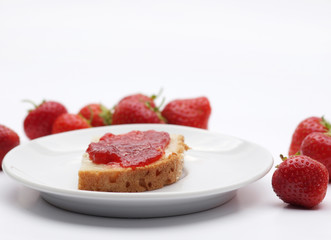 Erdbeermarmelade auf Brot