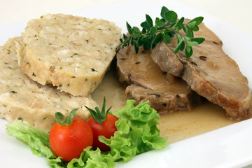 Schweinebraten mit Bratensaft und Knödel