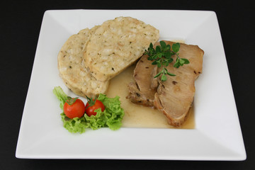 Schweinsbraten mit bratensaft und Knödel