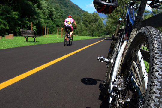 Fototapeta bicicletta ferma su pista ciclabile