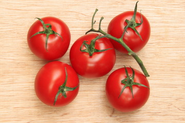 Fünf Tomaten