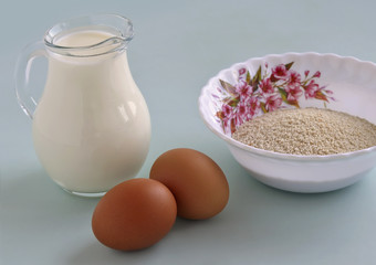 Яйца,молоко и сухари.