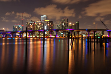 Fototapeta na wymiar Skyline Miami w nocy z ładne odbicia