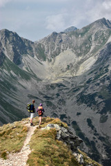 Fototapeta na wymiar Para turystów podziwiać krajobrazy w Tatrach