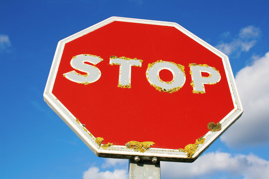 Vieja señal de stop en contrapicado