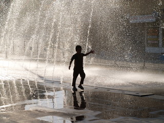 Jugando en la fuente 05