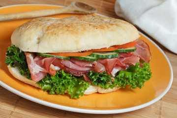 Focaccia mit rohen Schinken