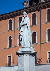 Fototapeta na wymiar Statue of Dante in Verona