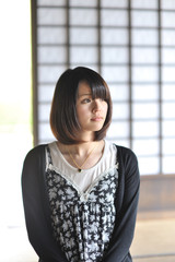 Fototapeta premium 外を見てる女性